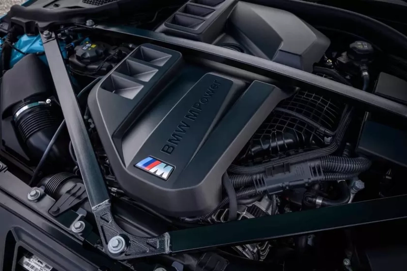 Новая BMW M2 xDrive в синем цвете на дороге