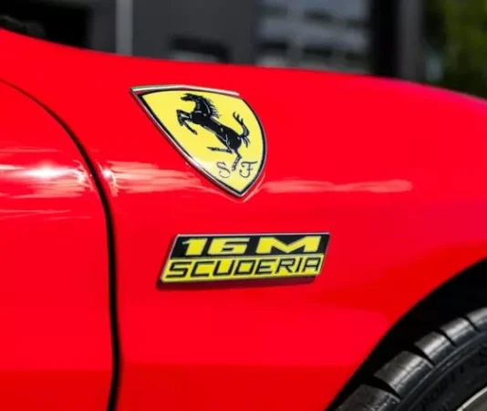 Ferrari Scuderia Spider 16M 2009 года выставлена на аукцион: почему коллекционеры готовы переплачивать за последний хит эпохи побед