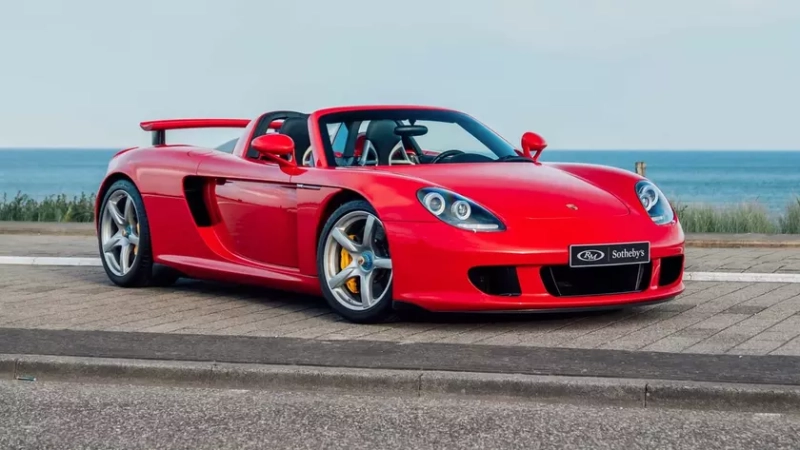 Красный Porsche Carrera GT на фоне природы