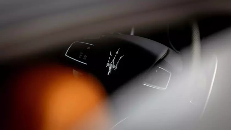 Седан Maserati Ghibli 334 Ultima на трассе