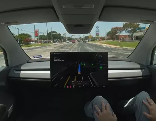 Cybercab Tesla вышел на улицы Остина: первые беспилотные такси без руля уже маневрируют в городском трафике