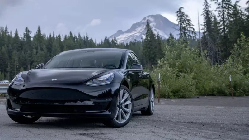 Tesla с автопилотом на горной дороге