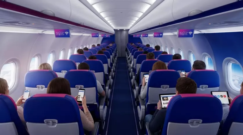 Самолет Wizz Air в полете