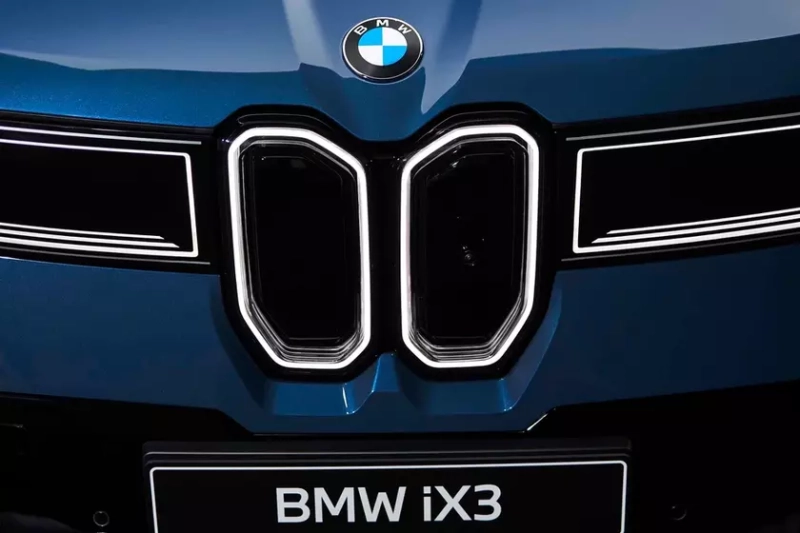 Профиль нового электрического кроссовера BMW iX3