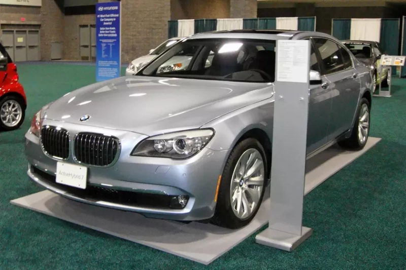 Гибридный седан BMW 530e на дороге