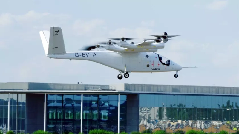 Прототип электрического летательного аппарата Vertical Aerospace в полете