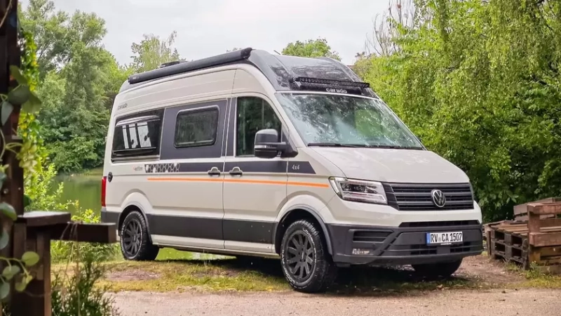 Экстерьер кемпера Carado CV595 X-Edition на фоне природы