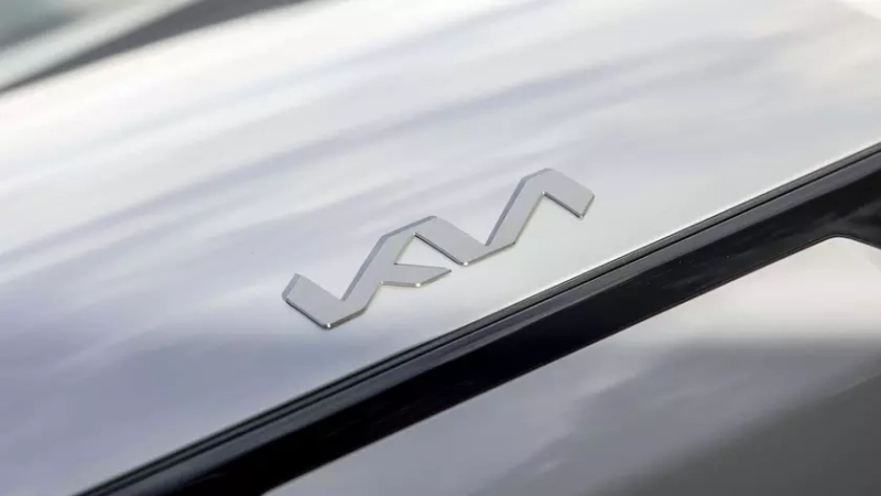 Компактный кроссовер Kia Stonic на дороге