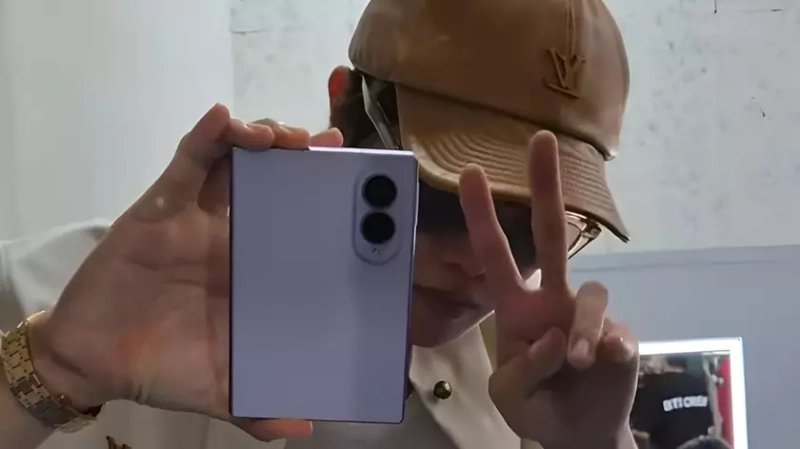 J-Hope знакомит мир с Galaxy Z Fold 8 - инновации и технологии