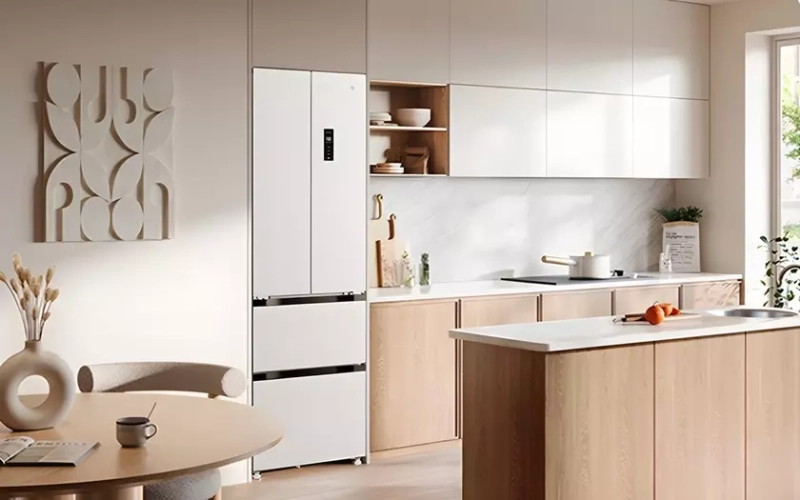 Тонкий холодильник Xiaomi Mijia 400L в кухонном интерьере