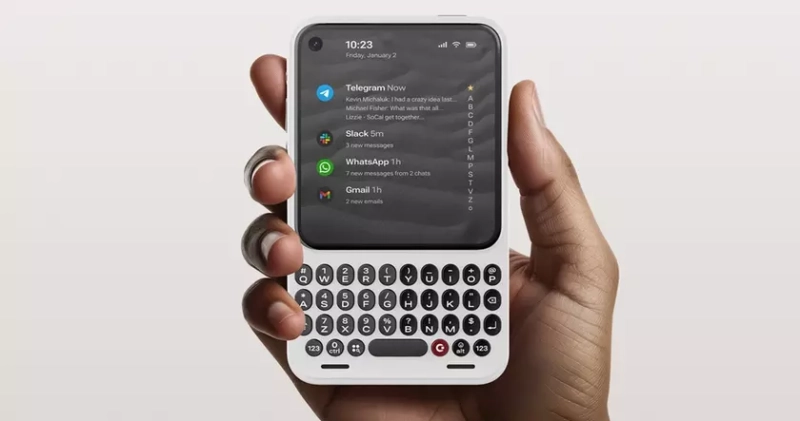 Постер будущего: как Clicks Communicator изменит наш подход к общению