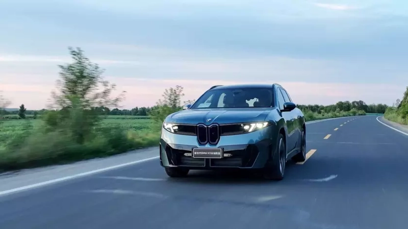 Электромобиль BMW iX3 50L на трассе во время рекордного заезда