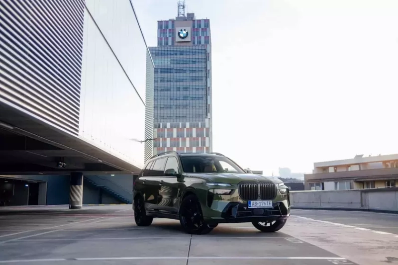 BMW X7 xDrive40d в цвете Urban Green Solid