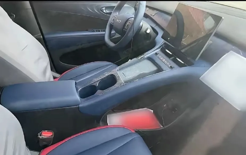 Шпионский снимок нового интерьера BYD Seagull