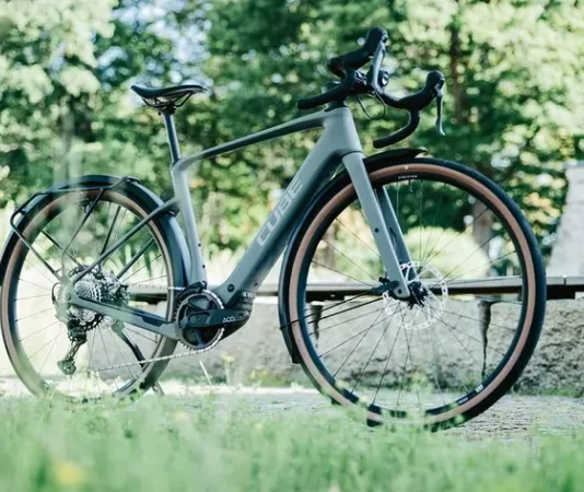 Cube анонсировала карбоновый e-гравийник Nuroad Hybrid C:62 Race: мотор Bosch SX и рекордный вес 15 кг