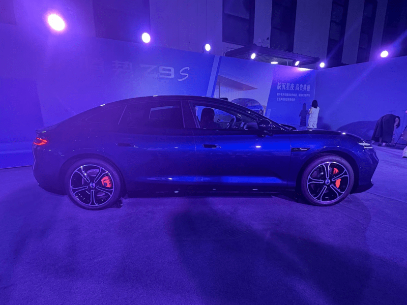 Denza Z9S: как BYD пытается убедить нас, что 5-метровый седан — это «компактно»