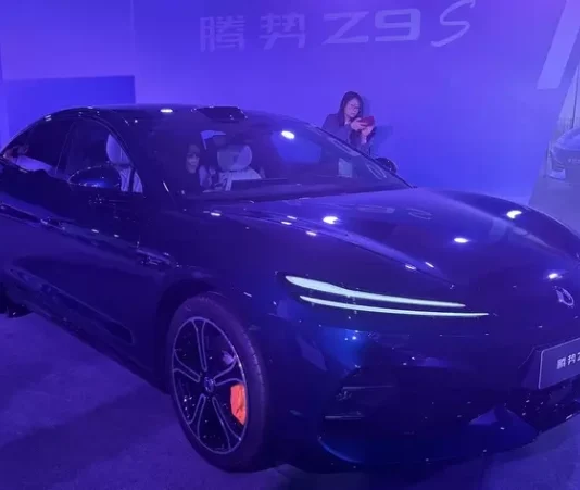 Denza Z9S: BYD выпустила «компактный» 5-метровый седан с тысячей лошадиных сил и AI-пилотом