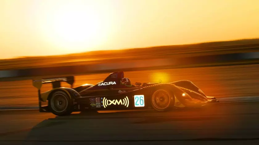 Гоночный болид Acura ARX-01a на трассе