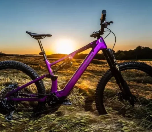 DJI встала на два колеса: флагманский электробайк Crussis e-Full 12.11 Pro X с USB-C для ноутбука протестировал технолог