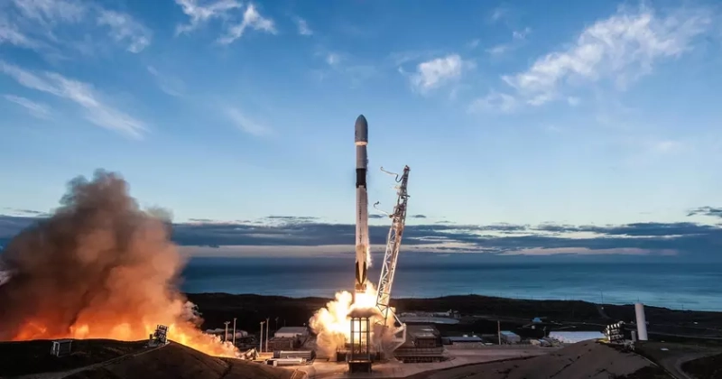 Ракета Falcon 9 во время запуска в космос