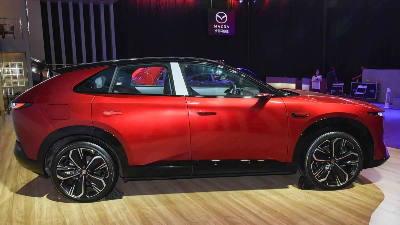 Mazda CX-6e получила «глаза» на крыше: теперь кроссовер умеет разворачиваться сам