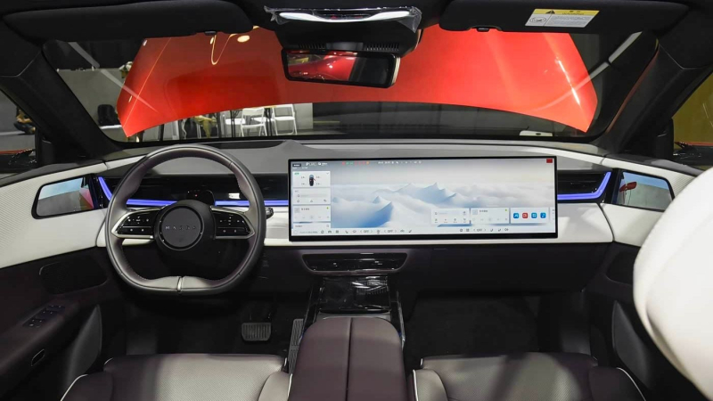Mazda CX-6e получила «глаза» на крыше: теперь кроссовер умеет разворачиваться сам