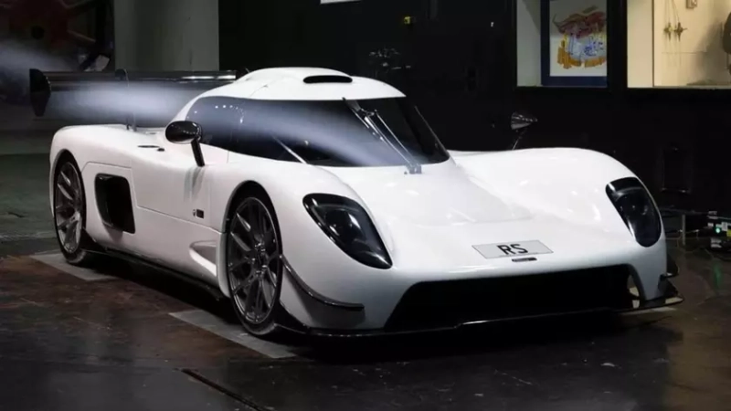 Оранжевый суперкар Chevrolet Corvette ZR1 на треке