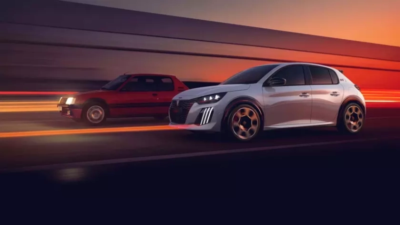 Электрический хот-хетч Peugeot E-208 GTi в движении