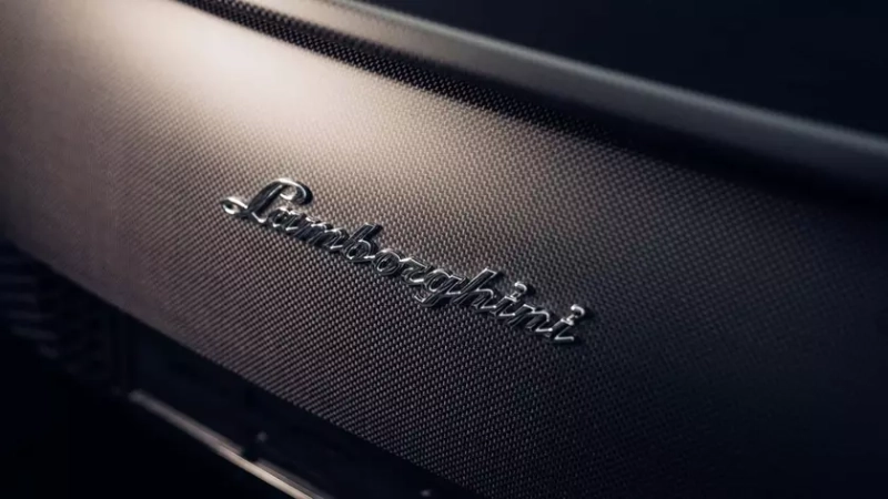 Коричневая Lamborghini Murciélago SV на дороге