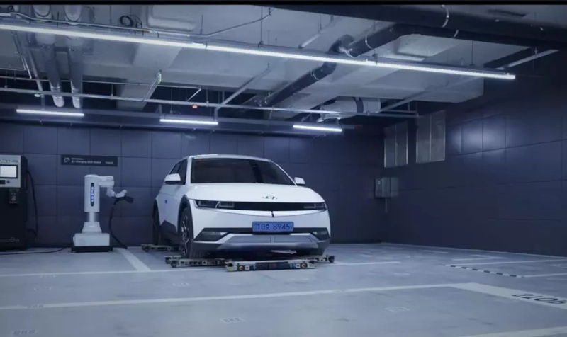 Роботизированная платформа Hyundai перевозит автомобиль на парковочное место