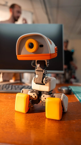 Работать с AI станет гораздо веселее: Hugging Face и Pollen Robotics представили компактного робота-утенка Microduck