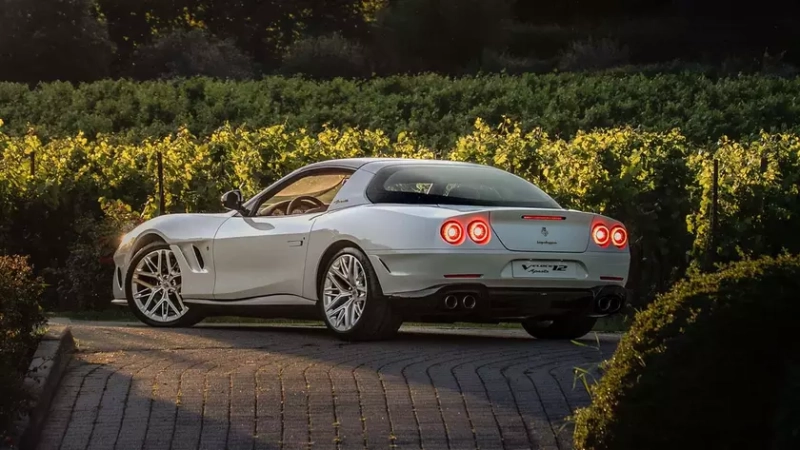 Элегантный белый спорткар Touring Superleggera Veloce12 Aperta на фоне природы