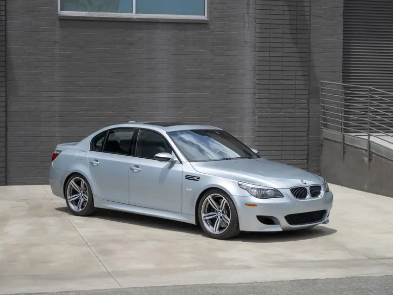 BMW M5 E60 цвета Silverstone Metallic