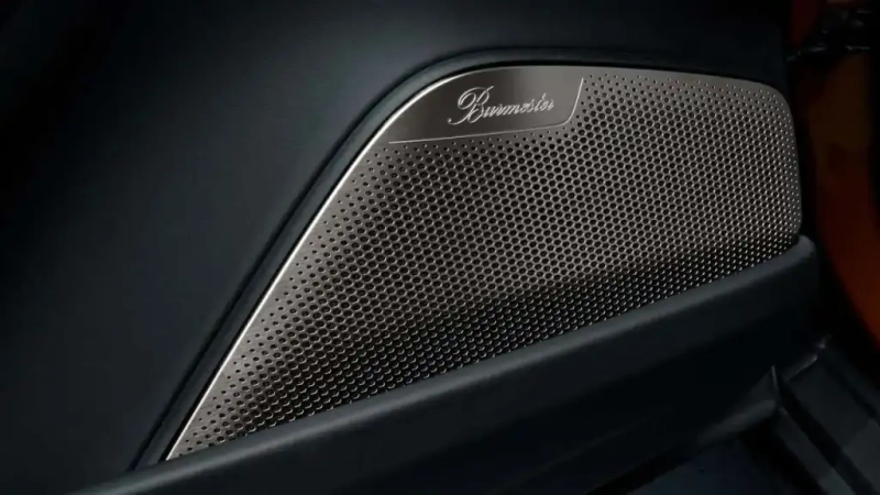 Зарядка для смартфона в багажнике: зачем Porsche переводит аудиосистемы на нитрид галлия