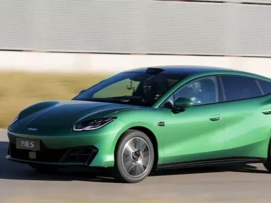 BYD анонсировала дерзкого конкурента Tesla Model 3: электрокар Formula S заряжается за 9 минут и стоит заметно дешевле