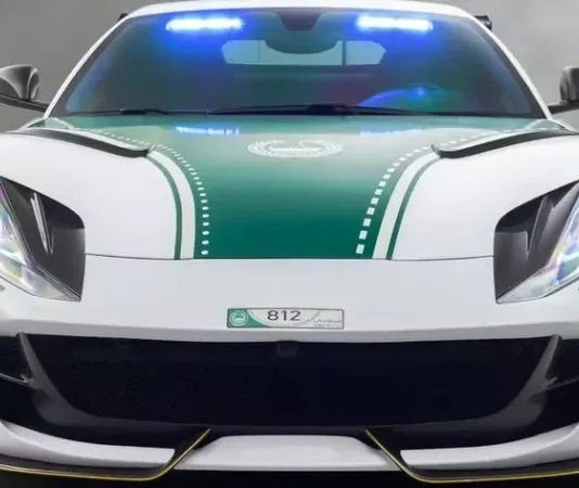 Полиция Дубая и Mansory раскрыли 800-сильный Ferrari 812 Superfast: как итальянский гран-турер стал витриной городского PR