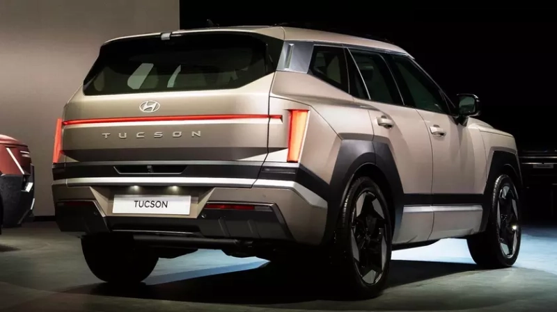 Hyundai Tucson научился сам выезжать из тесного парковочного места