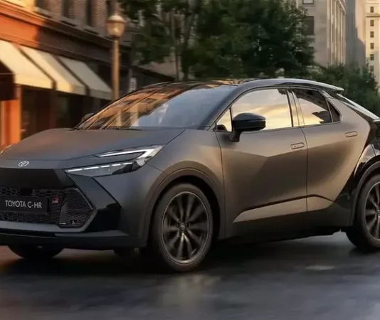 Toyota раскрыла детали обновления C-HR 2027: матовый эксклюзив GR Sport и 100 км на чистом электричестве
