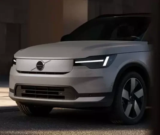 Volvo раскрыла обновленный электрокроссовер EX40: интеграция Google Gemini, матричная оптика и зарядка до 205 кВт