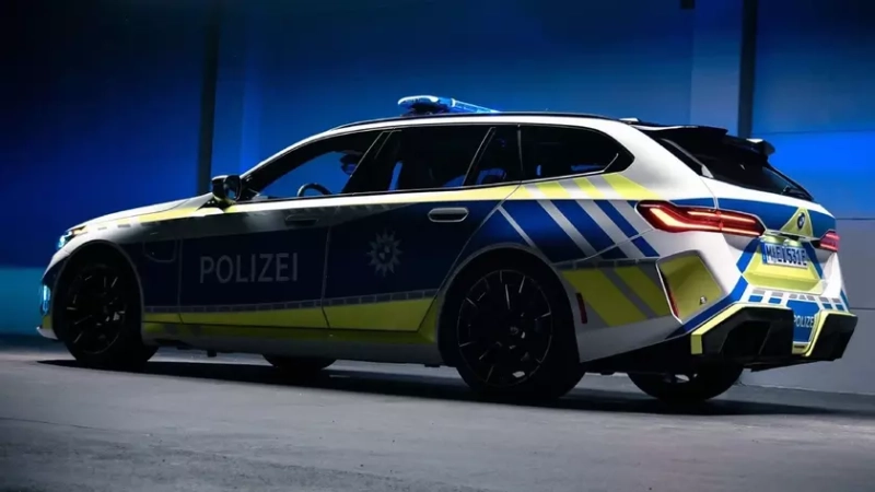 727 л.с. для автобанов: BMW показала универсал M5 Touring в ливрее полиции Германии
