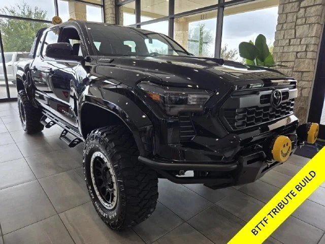 Американский дилер стилизовал Toyota Tacoma под пикап из «Назад в будущее»
