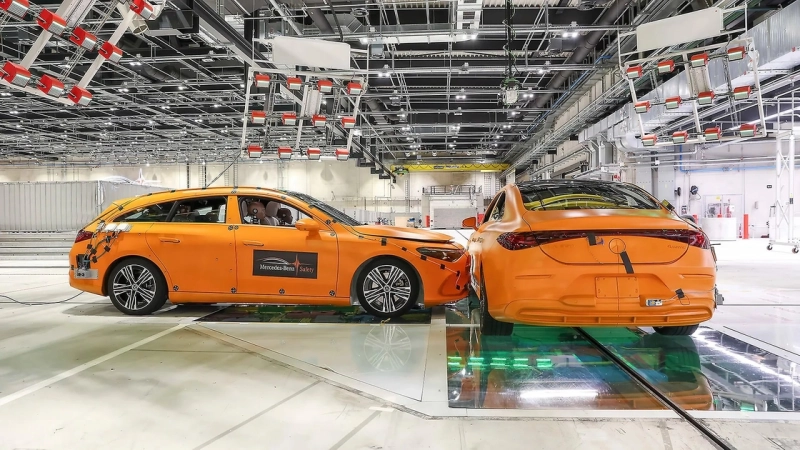 Боковой удар на 56 км/ч: Mercedes-Benz разбил гибридный CLA об электрический