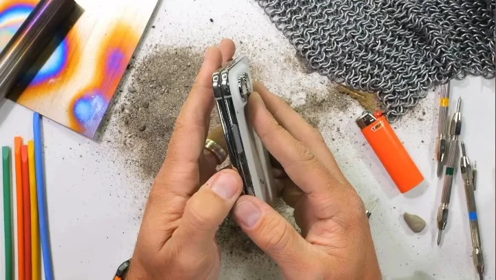 Дорогой и хрупкий: складной iPhone Duo провалил краш-тест от JerryRigEverything