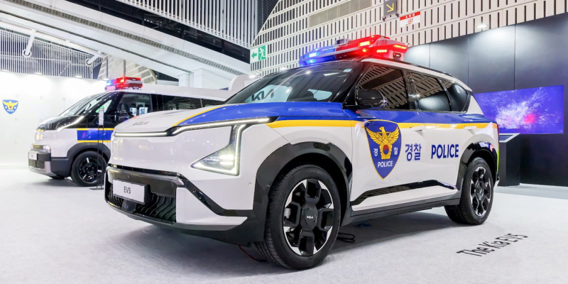 Дрон на крыше и распознавание оружия: Kia показала патрульные электромобили EV5 и PV5