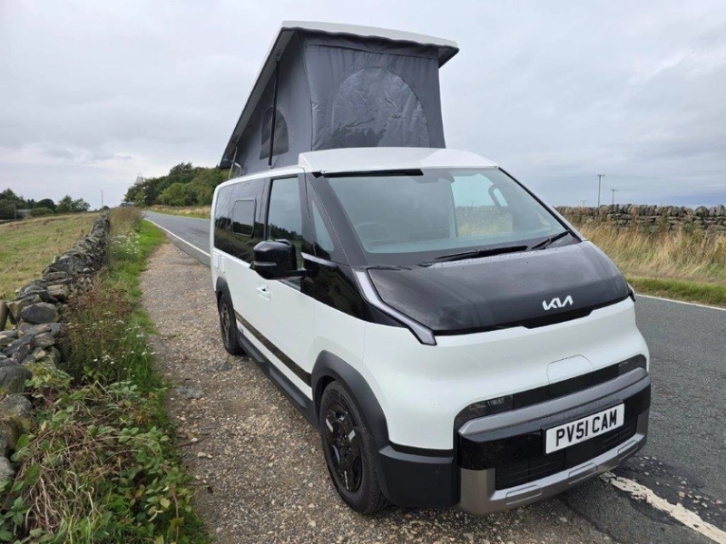 Кухня, солнечная панель и спальные места: Wellhouse превратил фургон Kia PV5 в кемпер