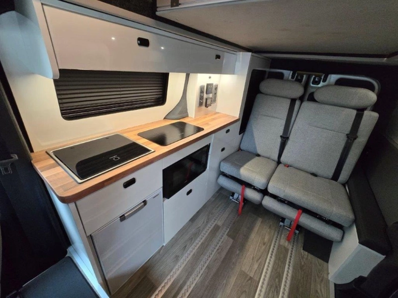 Кухня, солнечная панель и спальные места: Wellhouse превратил фургон Kia PV5 в кемпер