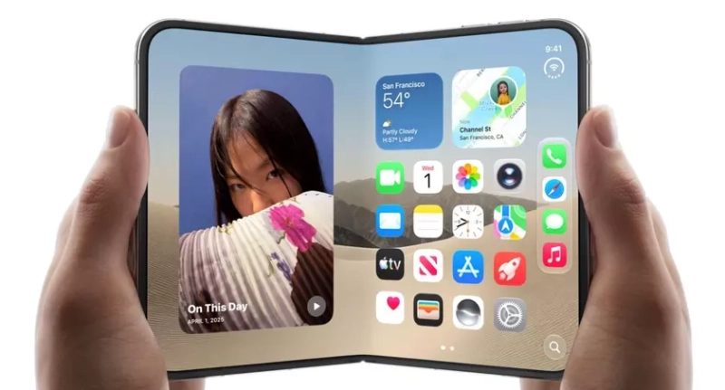 Складной смартфон Apple iPhone Duo в руках