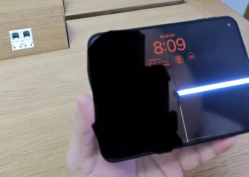 Трещина на внутреннем экране iPhone Duo