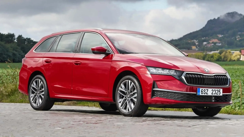Skoda Octavia впервые стала полногибридной: две версии до 177 л.с. и багажник, который «похудел»