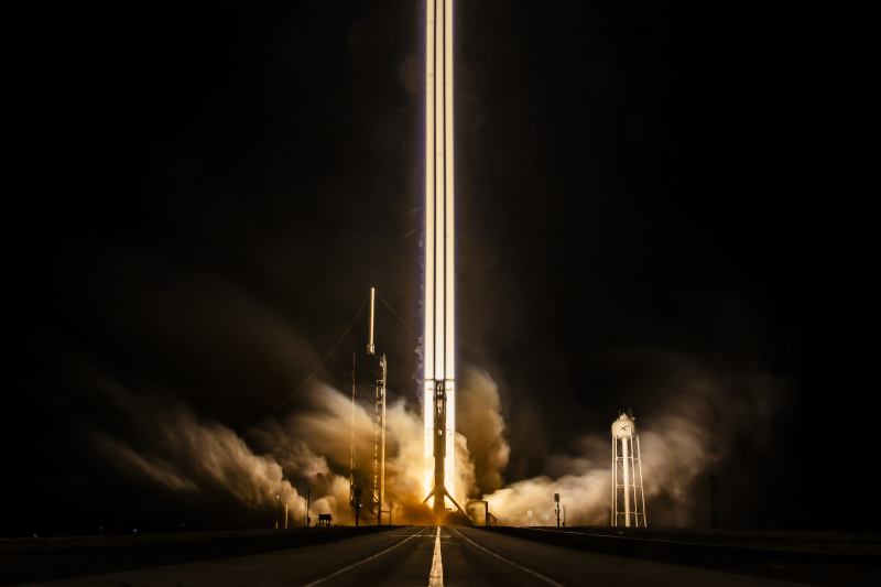 SpaceX за сутки запустила три ракеты Falcon: пилотируемый Crew-13, рекордный Transporter и секретный Falcon Heavy